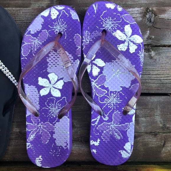 3 pairs of Flip Flops - Picture 3 of 14